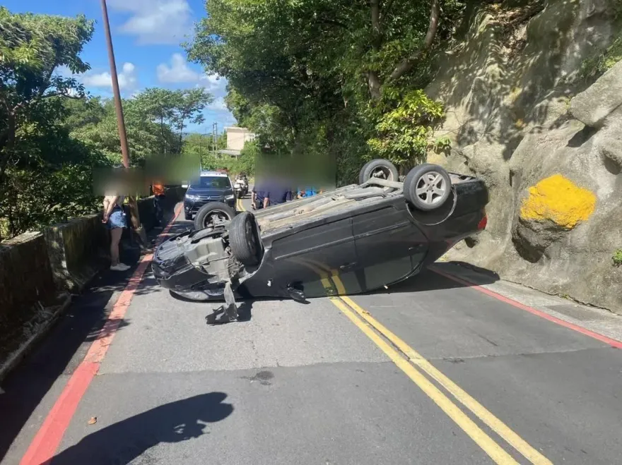 載女友上陽明山疑分心撞電桿「翻車」　好心情毀了可能還要賠錢