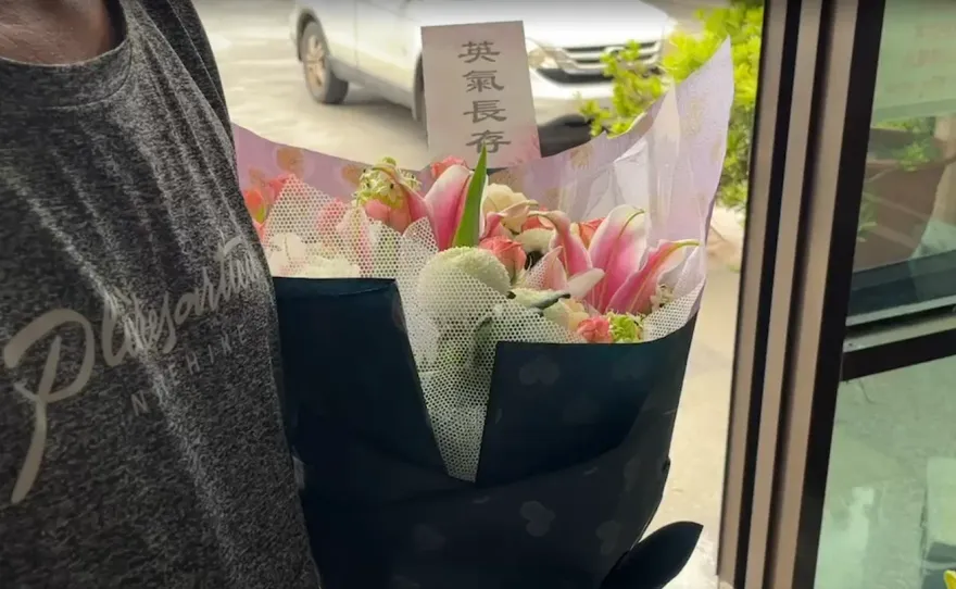 屏東高爾夫球具廠大爆炸/屏東大火重創屏二分隊　民眾送「英氣長存」花束哀悼