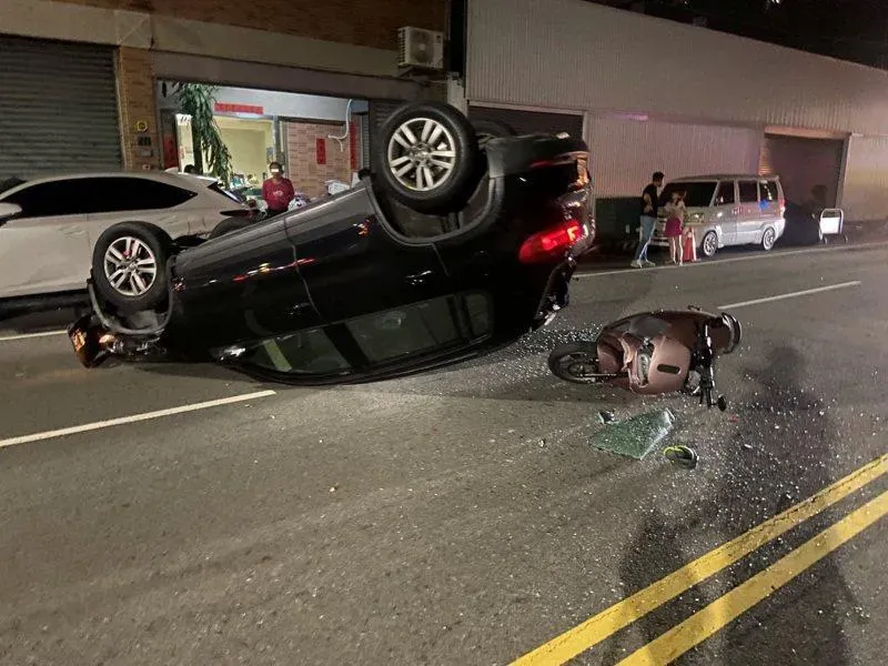 影/台中疲勞駕駛釀禍連撞4車　休旅車翻肚朝天橫躺馬路