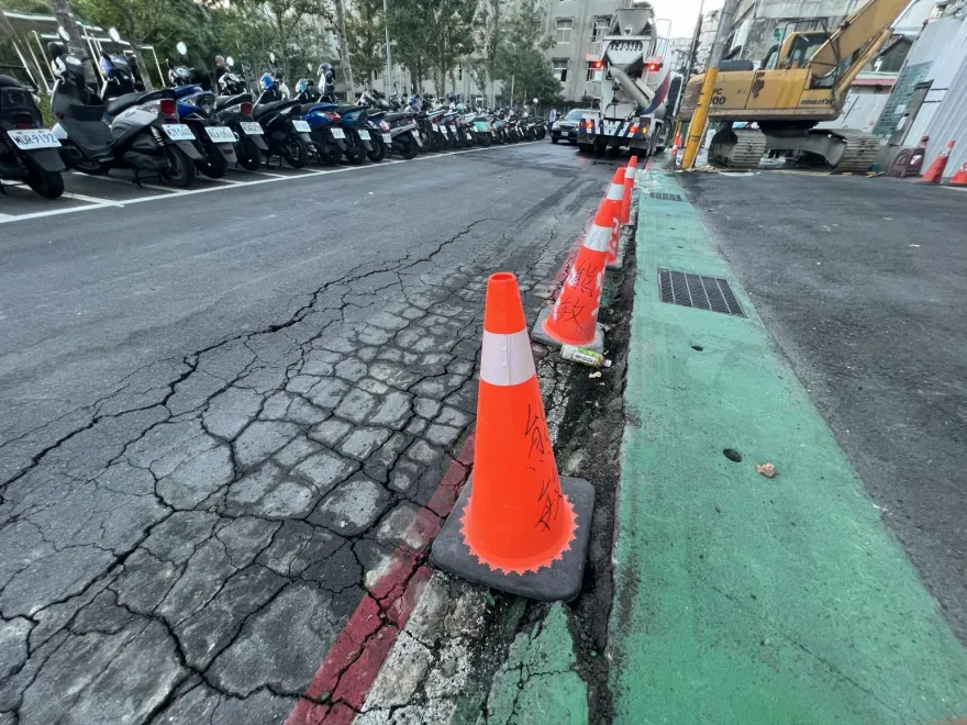 爆料找中天/信義景勤1號公園藏天坑危機！重車壓碎路面驚現「波浪形」震動