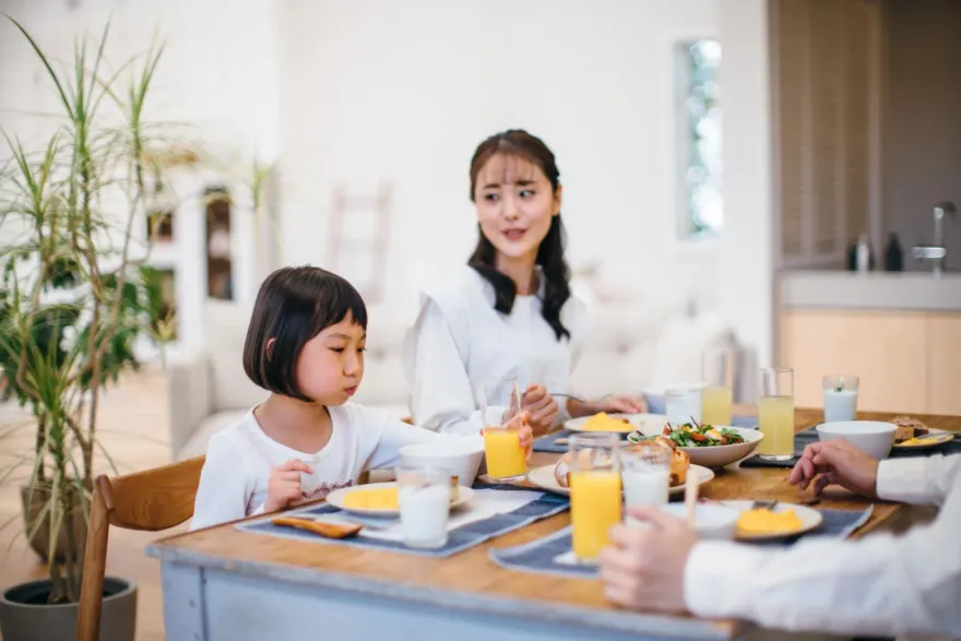 家人心情不好如何陪伴？臨床心理師授：「積極傾聽」5秘訣