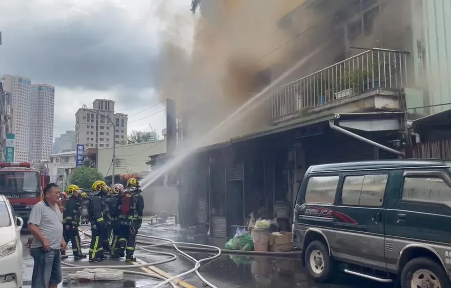 新竹北區民宅火警狂竄濃煙　15車30人射水搶救