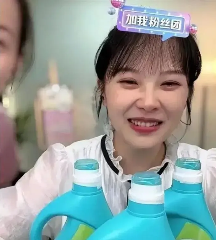 影/斜槓開啟！「挖呀挖老師」直播帶貨　銷售成績曝：最高賣出1100萬