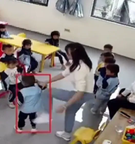 影/陸幼兒園女師腳踹、連環摑學生全都錄！畫面瘋傳慘丟飯碗遭拘留