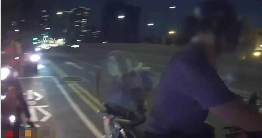 新北男停紅燈「行跡詭異」心虛逃跑　　警抓車尾遭甩飛手挫傷