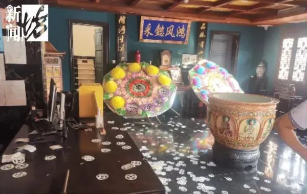 影/餐廳一夜變「靈堂」！大門寫著「一路走好」　離職男被逮：經理發文酸我