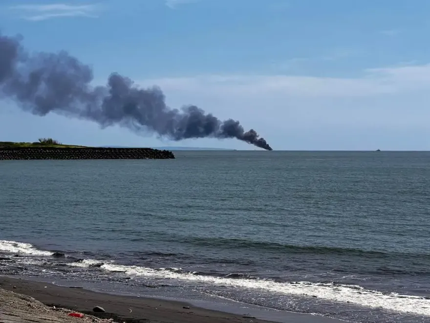 快訊/高雄漁船大火！黑煙狂竄飄到岸邊　11人受困消防搶救中