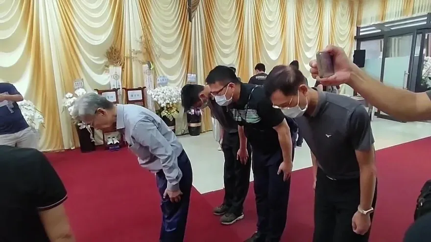 屏東高爾夫球具廠大爆炸/明揚董座殉職勇消靈堂上香　施寶翔家屬不想見他