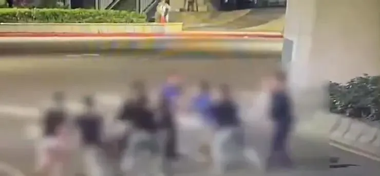 影/台北街頭砍殺！不滿酒店女友被調戲　他撂20惡煞刀堵4男