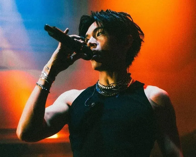 新加坡演出奇遇不斷！凱爾掉護照、相機…再被女粉「直球對決」約回飯店