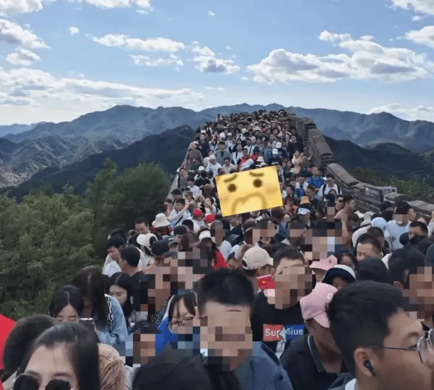 「爬長城3分鐘走2步」！陸十一長假景區擠爆　網紅火鍋店排到645桌