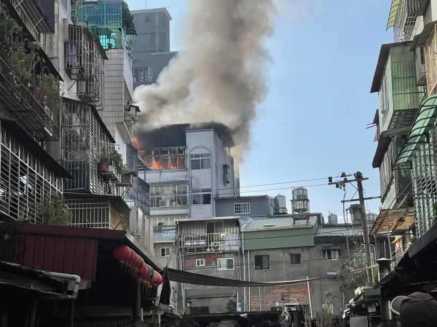 影/三重頂樓加蓋大火竄濃煙　國中生「關房門、窗邊呼叫」保命