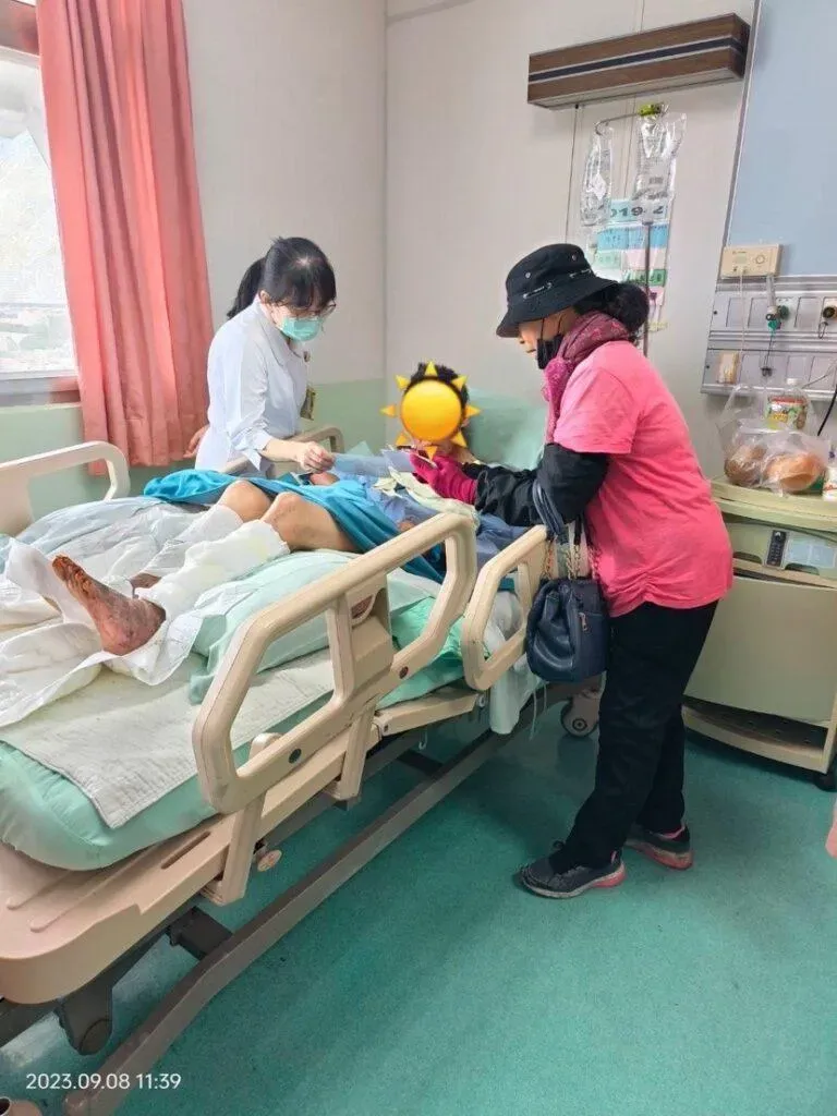 人間有愛！57歲街友「雙腳腐爛長蛆」臥倒公園　善心姊陪伴就醫洗香香