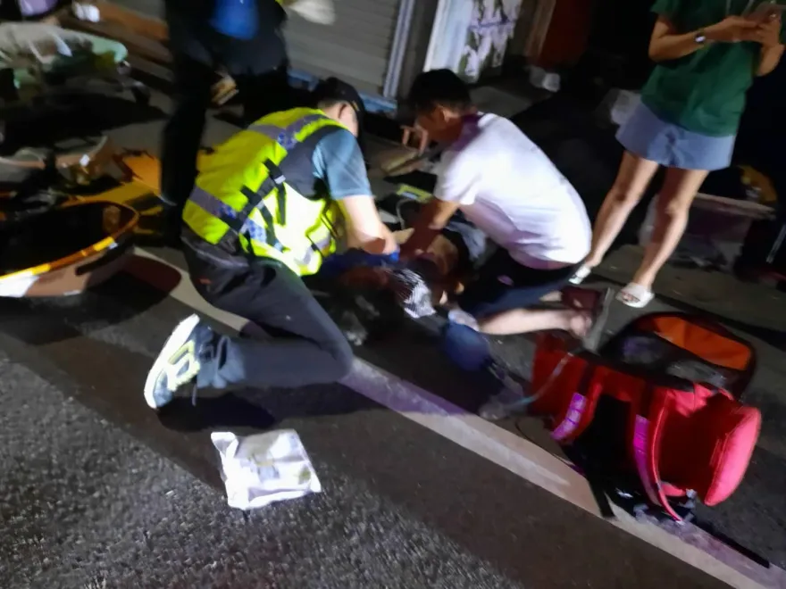 影/苗栗78歲老婦過馬路　被極速廂型車活活撞死、血流一地