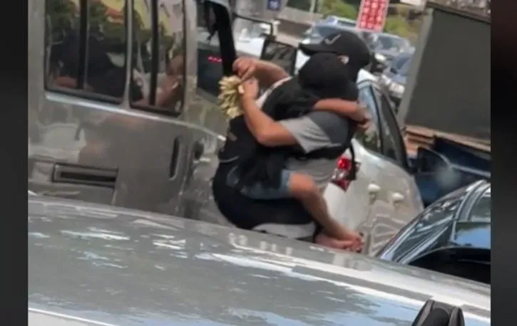 爸抱「熟睡女童」穿梭車陣賣玉蘭花　驚險過程網心疼