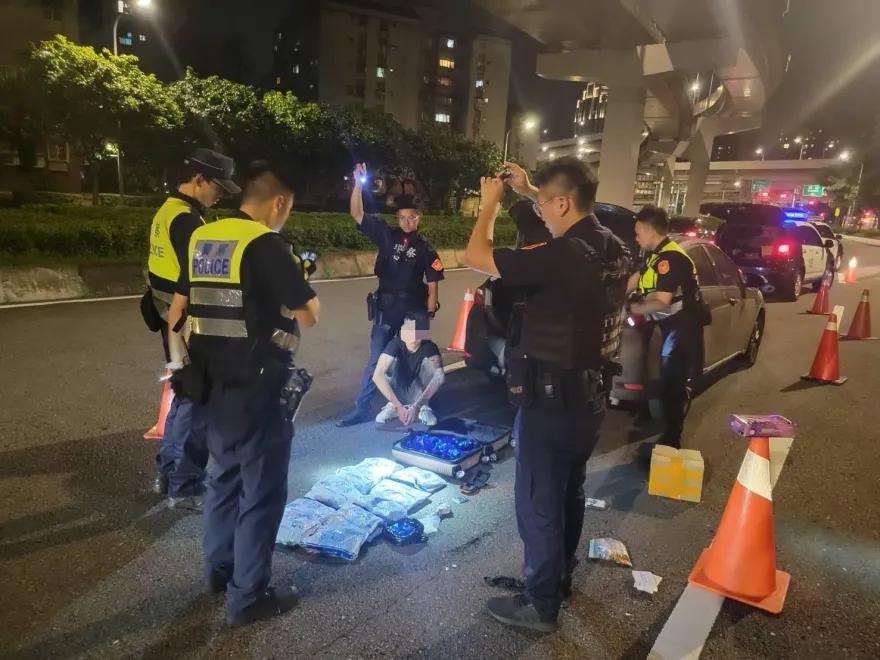 影/行動毒品超商！北市路檢攔到通緝犯　車上藏千包毒咖啡、大麻菸彈