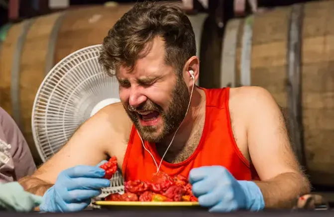 影/真是「辣個男人」！6分49秒狂嗑50顆「死神椒」下肚　刷新世界紀錄