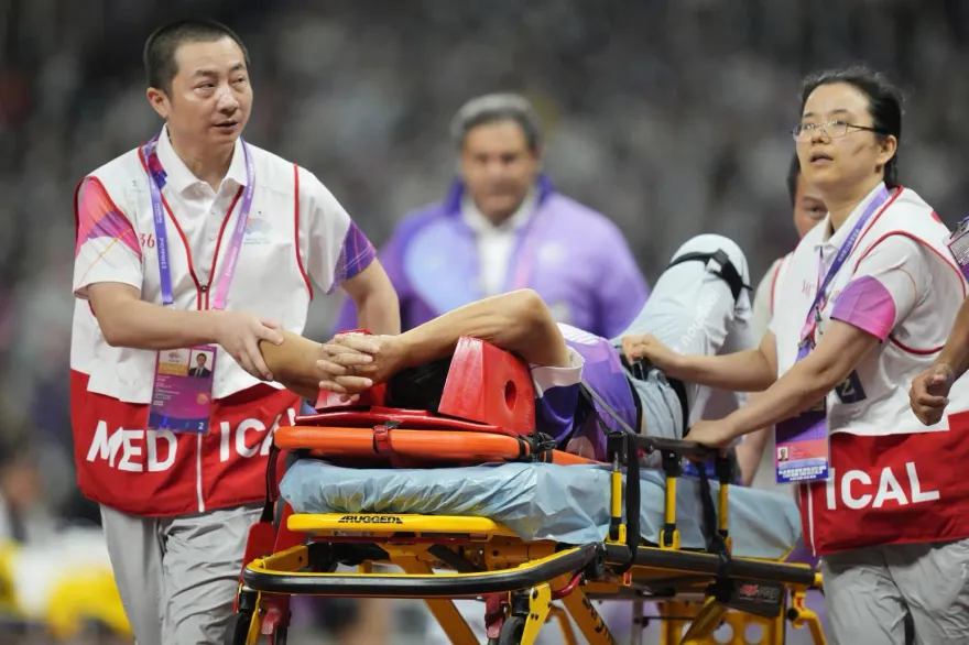 杭州亞運/卡達鏈球選手奮力一甩…下秒狠砸裁判「痛到躺地」　致右腿骨折擔架抬出場