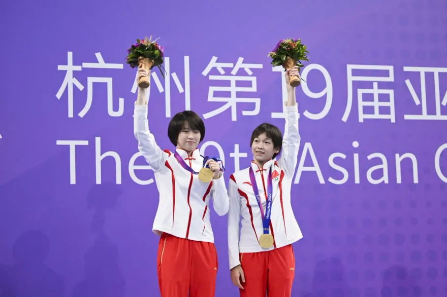 杭州亞運/再現「水花消失術」！陸小將女雙10米跳台奪金　全紅嬋賽後貼牆躲採訪