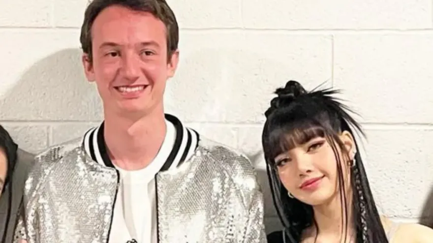 Lisa瘋馬秀「解開胸前絲巾」調情LV三公子！豪門準婆婆反應曝光