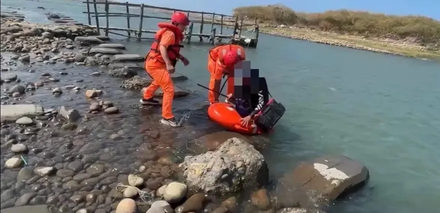 影/科技救人！大甲溪口垂釣男受困沙洲　海巡拋「遙控動力救生圈」解危