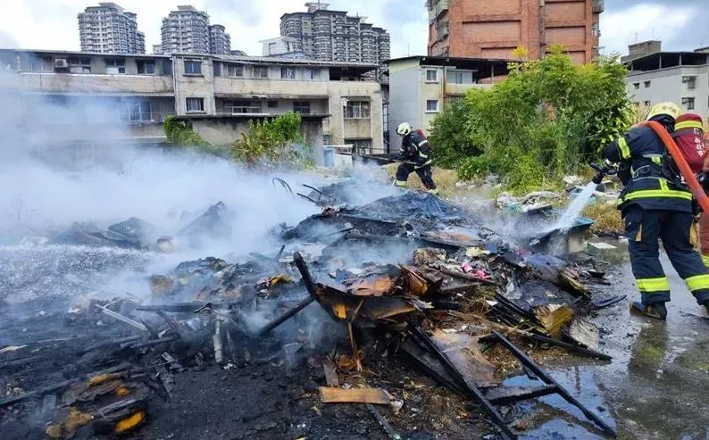 新店民宅頂樓起火竄煙！警消到場「原來是燒垃圾」　最高罰500萬