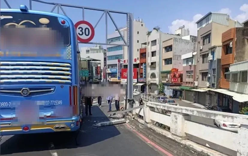 遊覽車又 「卡」東門陸橋！2周內第2起　橋墩被撞毀