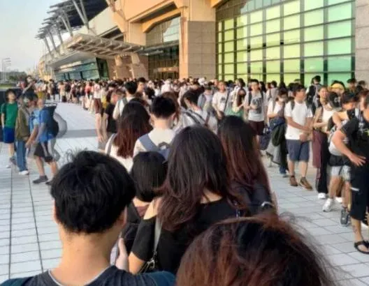 快訊/今晚回的了家嗎？中秋連假返鄉狂潮　直擊高鐵台中站自由座排隊人龍爆