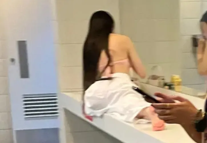 超奇葩！露背妹女廁化妝台「貴妃趴」自拍　北捷：可罰7500元