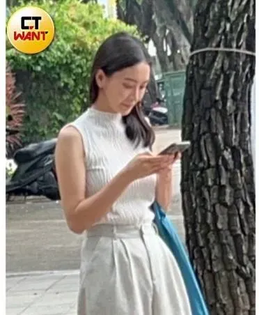 李亦捷獨自搭捷運！0偽裝路邊滑手機全被拍…空靈扮相放閃新婚尪