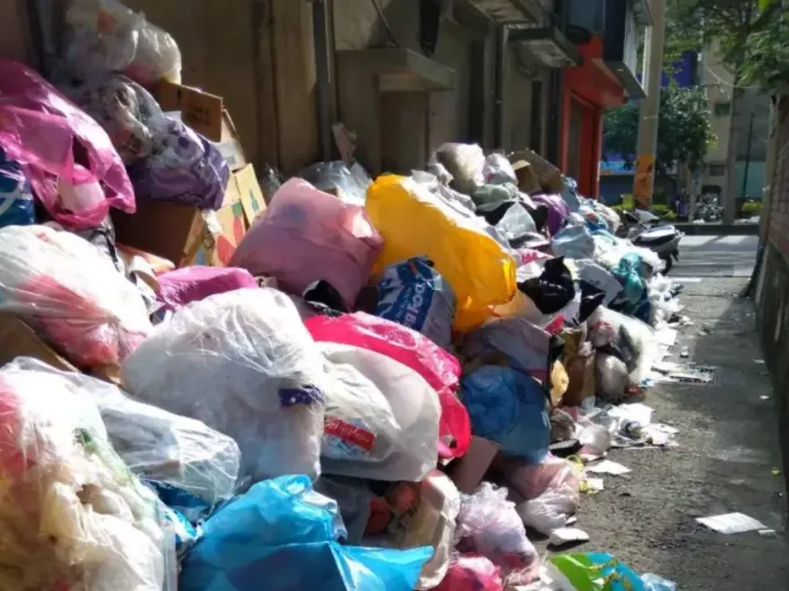 噁！台中沙鹿街頭「垃圾山比人高」　天熱飄惡臭、環保局開罰1200元