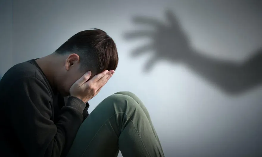 壯男不勝酒力遭正妹性侵！醒來全裸躺旅館床上　崩潰求救怎麼辦