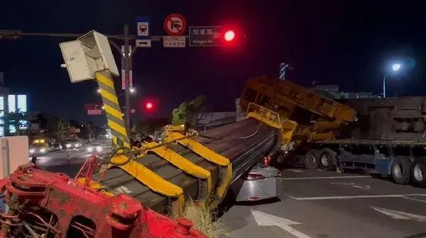 桃園捷運工安意外！　吊車翻覆「壓爆」路過車輛釀2傷
