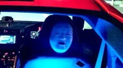 影/日網友車上掛「恐怖面具」有效杜絕惡意逼車！警察認證：晚上不想遇到