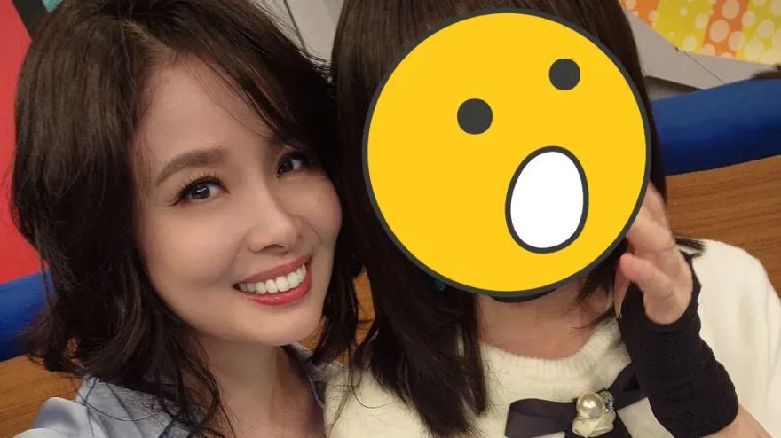 蔡閨拿下眼鏡了！大改造變「空氣瀏海+長直髮」沒人認出　59歲驚人近況曝光