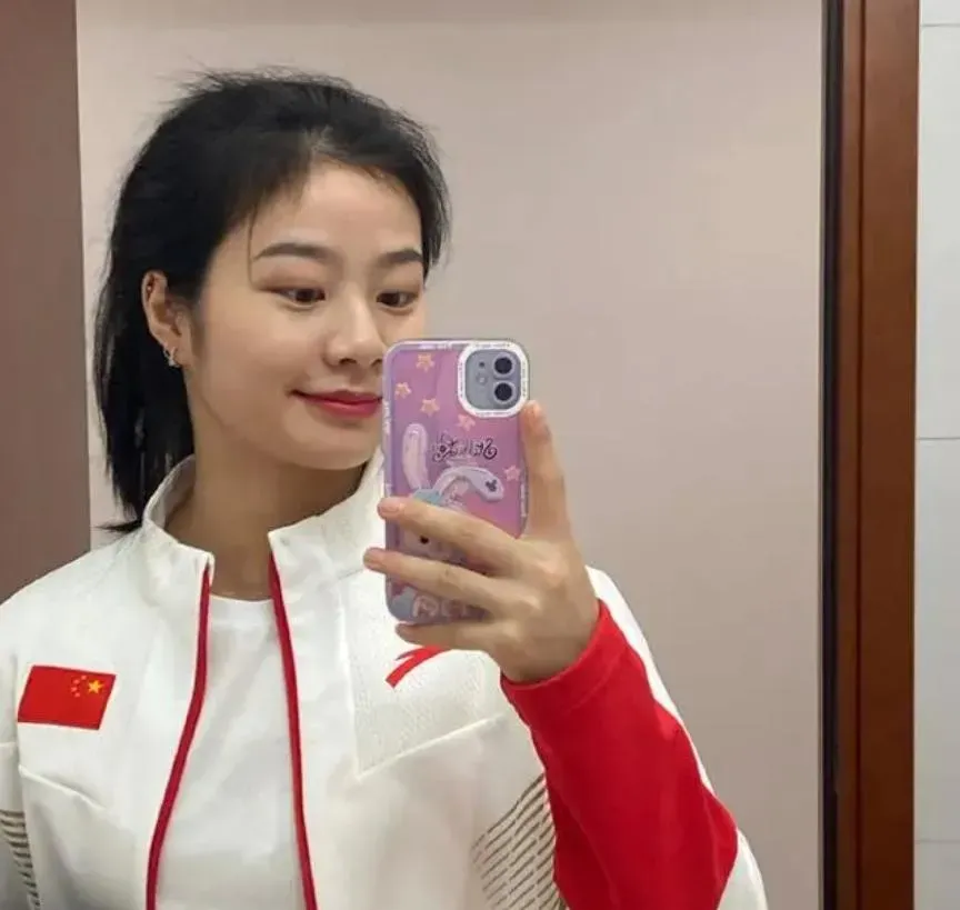 杭州亞運/陸舉重「正妹」屈居亞軍受訪飆淚　裴鑫依甩「顏值走紅」：實力最重要