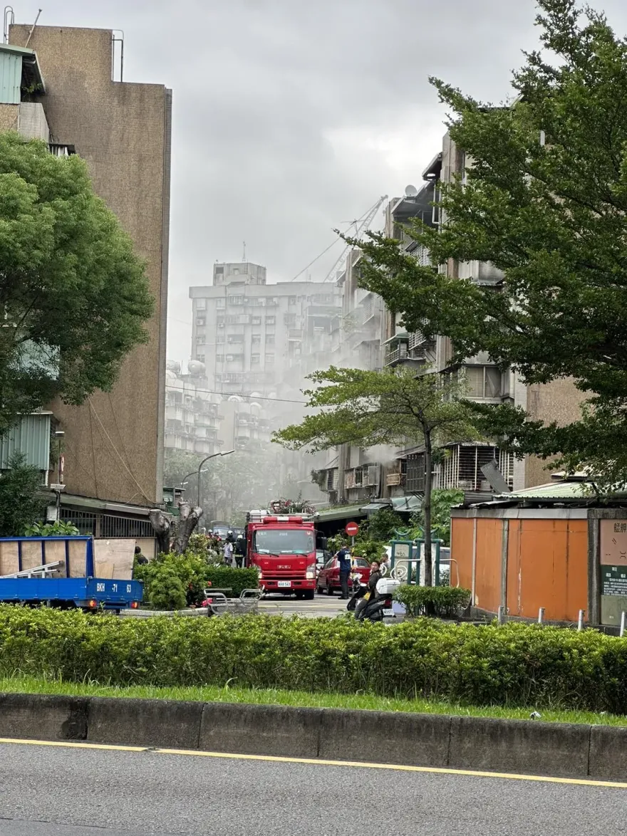 快訊/北市大理街火警！民宅陽台遭濃煙吞噬