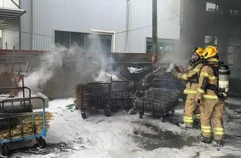 快訊/台南化妝品工廠失火！香蕉水助燃、警消泡沫迎戰