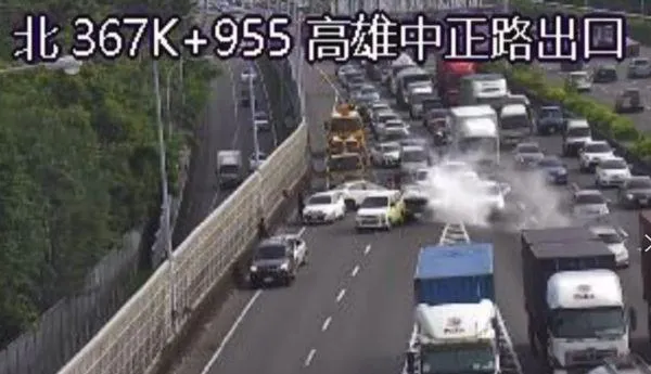 快訊/國1高雄中正路出口「7車連環撞」1傷　後方大塞車