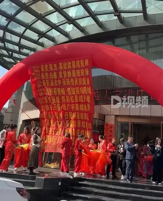 影/1天11對新人結婚！飯店大門「掛滿紅布條」　單身狗哭：十一長假錢包被掏空