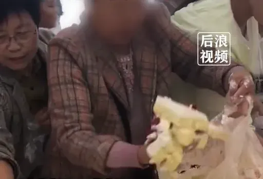 影/見賣場周年慶活動「蛋糕免費」　大媽變身「人體挖土機」徒手開鏟