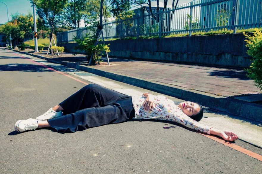 賴慧如劇中遇車禍！被撞飛領便當「躺柏油路吐血」驚悚畫面曝