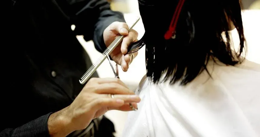 做一半才講價錢！國中妹漂染髮9800元　媽怒批：當我女兒盤子