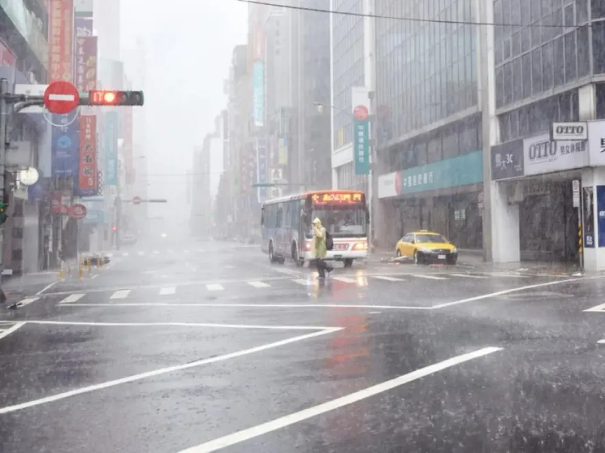 小犬颱風/瘋狗來襲！專家曝全台風雨時程：這些地區「雨水用倒的」