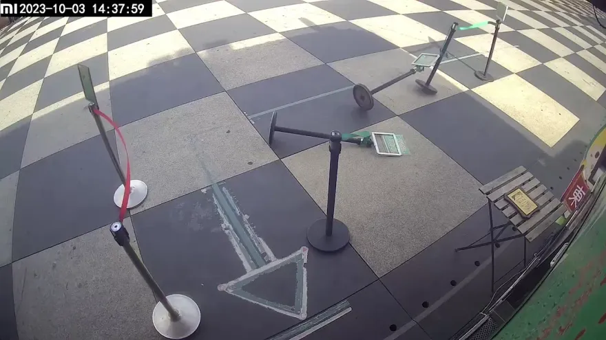 小犬颱風/伸縮圍欄跟指示牌慘遭強風吹倒！花蓮東大門夜市攤商急收拾防颱