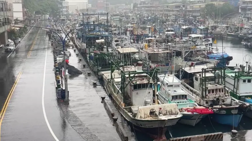 小犬颱風/南方澳風雨增強　船長急來港查看、海巡奔情人灣巡邏