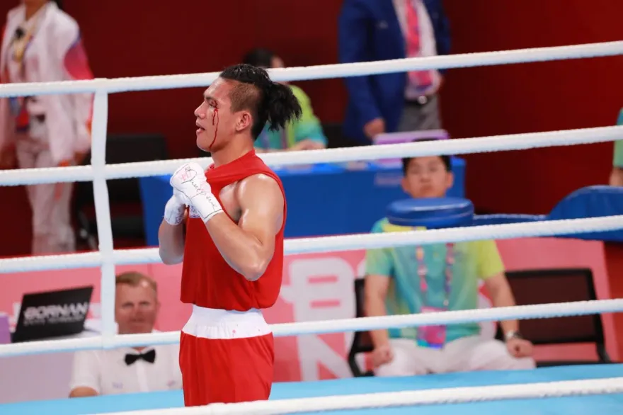 杭州亞運/眉骨爆血傷勢過重　拳擊男將甘家葳「金牌戰不給打」銀牌坐收