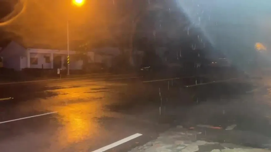 小犬颱風/直擊！墾丁凌晨雨彈炸開　超狂風雨曝光