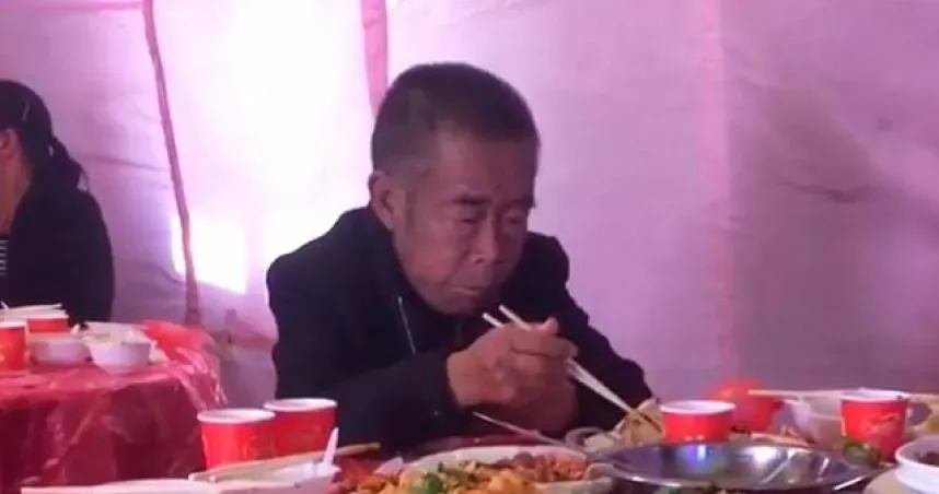 這款外甥！拾荒長輩掏積蓄包13萬出席他婚禮　竟被安排吃剩菜剩飯