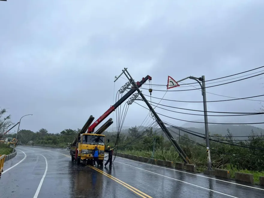 小犬颱風/國境之南整排電線桿敬禮！擋不住狂風暴雨　恆春上萬戶停電急搶修
